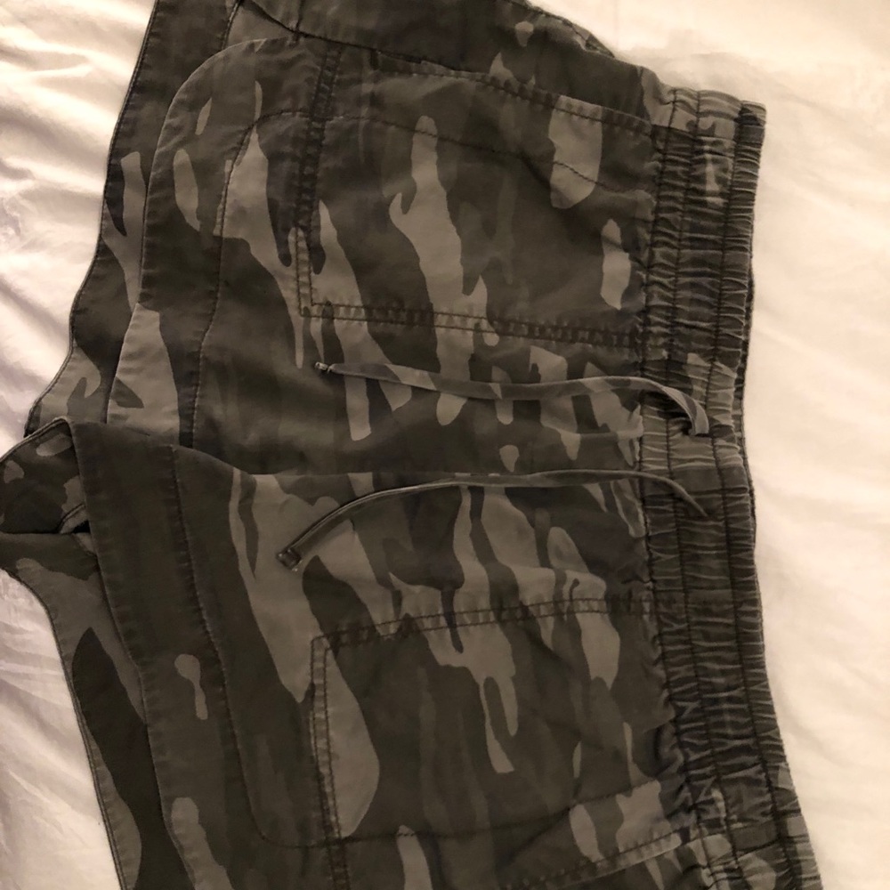CAMO SHORTS SIZE MEDIUM ONLY WORN ONCE